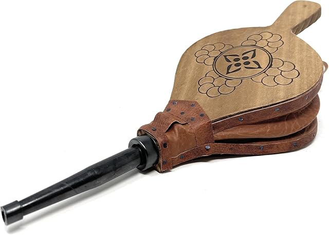 Un soffietto da camino artigianale in legno naturale lungo 43 centimetri, con un’apertura di 15 centimetri