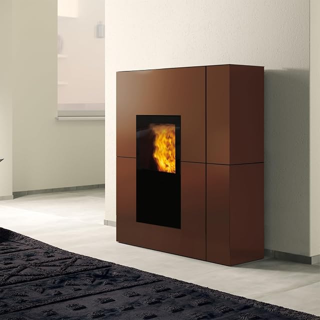 Stufa a pellet ad acqua EdilKamin Blade2 H18 Up in acciaio bronzo, con stretta finestra verticale sul focolare