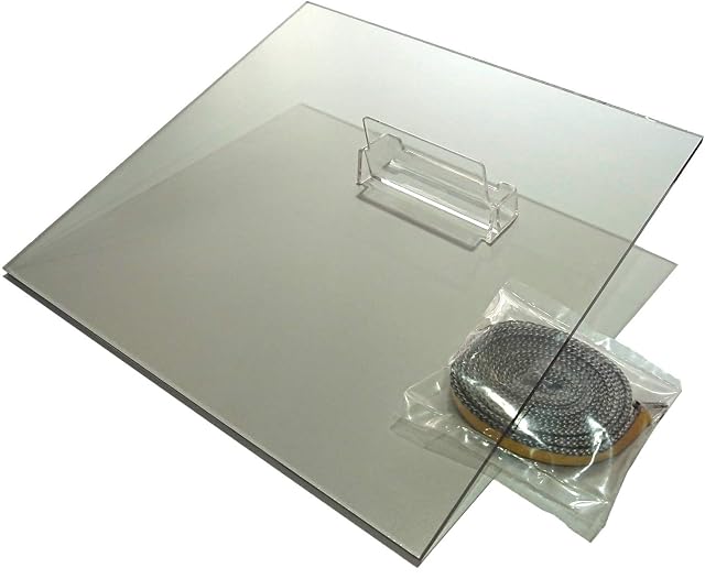 Una lastra Schott ROBAX per stufa grigio-beige trasparente di trecentoventi per trecentoventi millimetri, con nastro di tenuta