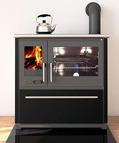 Una cucina a legna nera smaltata a combustione continua, con grande focolare in ghisa e forno smaltato